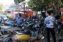 Motory są bardzo rozpowszechnionym środkiem transportu.  Parkingi motorowe to standardowy widok na ulicach indyjskich miast.